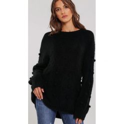 Czarny Sweter Showing. Czarne swetry damskie Renee, uniwersalny, z aplikacjami, z dzianiny, casualowe, bez rękawów, długie, bez kaptura. Za 149,99 zł.