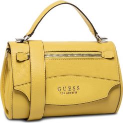 Torebka GUESS - Lias (VY) HWVY76 70180 LIM. Żółte torebki klasyczne damskie Guess, z aplikacjami, ze skóry ekologicznej, klasyczne, na ramię, zdobione, bez dodatków. W wyprzedaży za 399,00 zł.