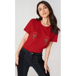 NA-KD T-shirt z haftem w kwiaty - Red. Czerwone t-shirty damskie marki NA-KD, z haftami, z bawełny, z okrągłym kołnierzem. W wyprzedaży za 42,67 zł.