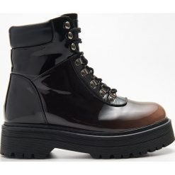 Sznurowane workery - Czarny. Czarne workery damskie Cropp, na sznurówki. Za 179,99 zł.