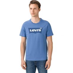 Levi's Housemark Koszulka Niebieski. Niebieskie podkoszulki męskie Levi's®, s, z nadrukiem, z bawełny, bez kołnierzyka, krótkie. Za 137,95 zł.