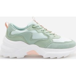 Buty w sportowym stylu - Zielony. Zielone buty sportowe damskie Reserved, bez wzorów, sportowe. Za 159,99 zł.