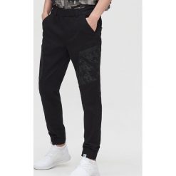 Joggery slim cargo - Czarny. Czarne spodnie męskie Cropp, m. Za 149,99 zł.