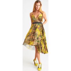 SUKIENKA ermanno scervino. Szare sukienki damskie Ermanno Scervino, na imprezę, w paski, z materiału, z włoskim kołnierzykiem, bez rękawów, midi, asymetryczne. Za 2859,00 zł.