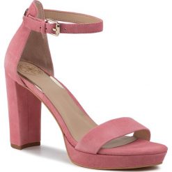 Sandały GUESS - FL5ORE SUE03 PINK. Różowe klapki damskie Guess, z aplikacjami, z zamszu, bez obcasa, na obcasie. Za 639,00 zł.