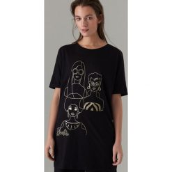 Koszulka oversize z nadrukiem Barbie - Czarny. Czarne koszulki damskie Mohito, s, z nadrukiem, bez kołnierzyka, bez rękawów. Za 69,99 zł.