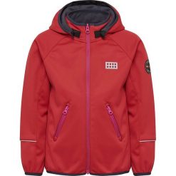 Kurtka softshellowa w kolorze czerwonym. Czerwone kurtki niemowlęce Legowear, bez wzorów, bez kaptura. W wyprzedaży za 109,95 zł.