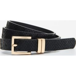 Pasek z fakturą - Czarny. Czarne paski damskie Cropp, w paski. Za 29,99 zł.