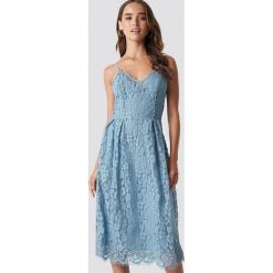 NA-KD Party Koronkowa sukienka - Blue. Niebieskie sukienki koronkowe NA-KD Party, na imprezę, midi. Za 202,95 zł.