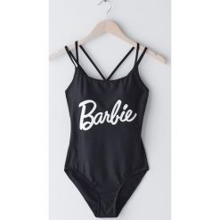Jednoczęściowy strój kąpielowy Barbie - Czarny. Czarne stroje kąpielowe damskie Sinsay, s, bez wzorów. Za 59,99 zł.