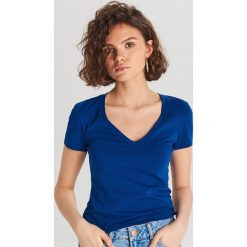 Gładka koszulka V neck - Niebieski. Niebieskie koszulki damskie Cropp, s. W wyprzedaży za 15,99 zł.
