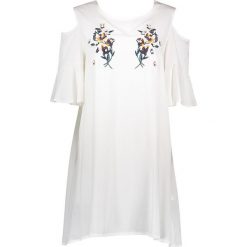 Sukienka w kolorze białym. Białe sukienki damskie SUNSHINE, z haftami, z bawełny, z okrągłym kołnierzem, bez rękawów, midi. W wyprzedaży za 65,95 zł.