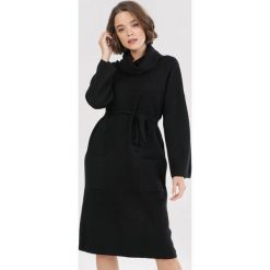 Czarna Sukienka Tinriane. Czarne sukienki damskie Born2be, xl, bez wzorów, z dzianiny, bez kołnierzyka, bez rękawów. Za 109,99 zł.