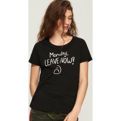 Bawełniany T-shirt z nadrukiem - Czarny. Czarne t-shirty damskie Sinsay, s, z nadrukiem, z bawełny, bez kołnierzyka. W wyprzedaży za 7,99 zł.