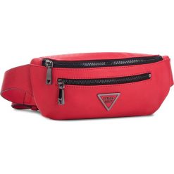 Saszetka nerka GUESS - HWVT71 09800 RED. Czerwone saszetki damskie marki Guess, z aplikacjami, ze skóry ekologicznej. W wyprzedaży za 249,00 zł.