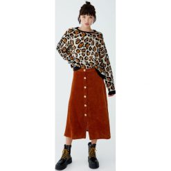 Sweter w panterkę z kontrastowymi ściągaczami. Szare swetry damskie marki Pull&Bear, bez wzorów, bez rękawów, bez kaptura. Za 139,00 zł.