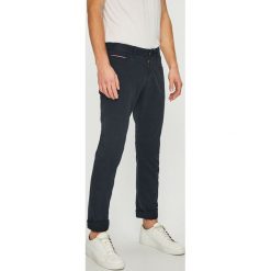 Tommy Hilfiger - Spodnie. Niebieskie spodnie męskie TOMMY HILFIGER, na co dzień, bez wzorów, z elastanu, casualowe. W wyprzedaży za 259,90 zł.