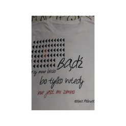 „Bądź” – Halina Poświatowska. Białe t-shirty damskie marki Kurdemol, s, bez wzorów, z dekoltem na plecach. Za 69,00 zł.