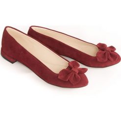 Zamszowe balerinki z ozdobną kokardą - skóra naturalna - model 048 - kolor oberżyna welur. Baleriny damskie Zapato, bez wzorów, ze skóry, bez obcasa. Za 299,00 zł.