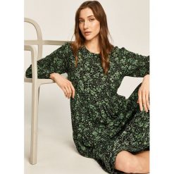 Answear - Sukienka. Zielone sukienki damskie ANSWEAR, na co dzień, s, w kwiaty, z wiskozy, casualowe, z okrągłym kołnierzem, z długim rękawem, długie, midi, rozkloszowane. W wyprzedaży za 139,90 zł.