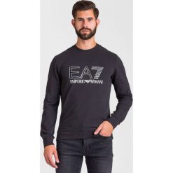 BLUZA Emporio Armani. Czarne bluzy męskie EA7 Emporio Armani, m, z nadrukiem, z okrągłym kołnierzem, bez rękawów, bez kaptura. Za 419,00 zł.