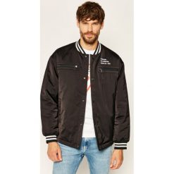 Kurtka puchowa Guess New Varsity M0YL52 WD300. Czarne kurtki męskie Guess, xl, z aplikacjami, z puchu, bez kaptura. Za 699,00 zł.