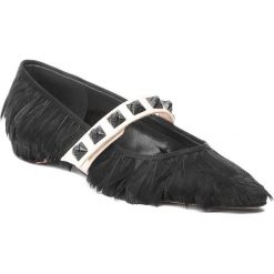 Półbuty Stuart Weitzman Feathery XL17447. Czarne czółenka damskie Stuart Weitzman, bez wzorów, bez obcasa, bez zapięcia. W wyprzedaży za 1679,00 zł.
