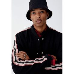 Kurtka typu bomber z flauszu. Czarne kurtki męskie bomber marki Pull&Bear, m. Za 239,00 zł.