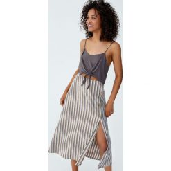 Spódnica midi z guzikami z boku. Zielone spódniczki damskie Pull&Bear, bez wzorów, midi. Za 20,90 zł.
