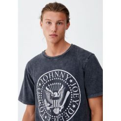 Koszulka Ramones „Hey ho, let’s go”. Czarne koszulki męskie Pull&Bear, s, bez wzorów, bez kołnierzyka, z krótkim rękawem, krótkie. Za 69,90 zł.