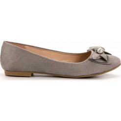 Super Mode szare Baleriny Z Kokardką. Szare baleriny damskie Super Mode, bez wzorów, z jeansu, eleganckie, na wysokim obcasie. W wyprzedaży za 69,00 zł.