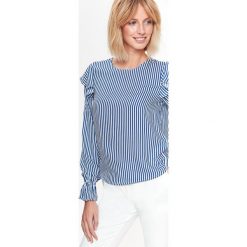 Bluzka w paski z ozdobnymi falbanami. Białe bluzki damskie Top Secret, w paski, z tkaniny, eleganckie, bez kołnierzyka, z długim rękawem. W wyprzedaży za 39,99 zł.