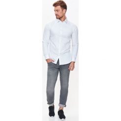 Koszula męska o dopasowanym kroju z elastycznej tkaniny. Białe koszule męskie Top Secret, na zimę, m, bez wzorów, z tkaniny, eleganckie, bez kołnierzyka, z długim rękawem. W wyprzedaży za 69,99 zł.