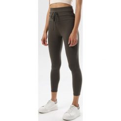 Khaki Legginsy Mariris. Brązowe legginsy damskie Born2be, s, bez wzorów. W wyprzedaży za 59,99 zł.