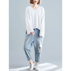 Sweter w kolorze białym. Białe swetry damskie Amato Rizzi, bez wzorów, ze splotem, z długim rękawem, długie, bez kaptura. W wyprzedaży za 139,95 zł.