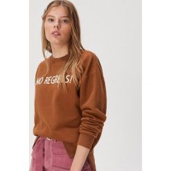 Bluza z napisem No regrets - Brązowy. Pomarańczowe bluzy damskie Sinsay, s, z napisami, bez rękawów, bez kaptura. W wyprzedaży za 49,99 zł.