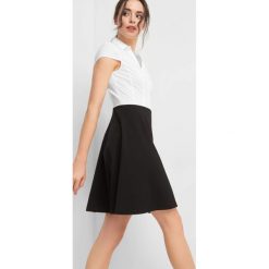 Dwuczęściowa sukienka. Czarne sukienki damskie Orsay, do pracy, bez wzorów, z elastanu, eleganckie, z kontrastowym kołnierzykiem, z krótkim rękawem, krótkie, mini, rozkloszowane. Za 139,99 zł.