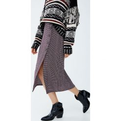 Kraciasta spódnica midi z guzikami. Zielone spódniczki damskie Pull&Bear, bez wzorów, midi. Za 99,90 zł.