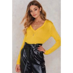 NA-KD Trend Sweter z dzianiny z dekoltem V - Yellow. Żółte swetry klasyczne damskie marki NA-KD Trend, z dzianiny, z dekoltem w serek. W wyprzedaży za 55,48 zł.