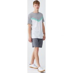 Koszulka z panelem w kształcie litery V. Różowe koszulki męskie Pull&Bear, m, bez wzorów, bez kołnierzyka, z krótkim rękawem, krótkie. Za 69,90 zł.