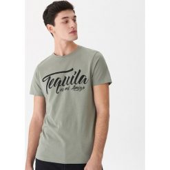 T-shirt z nadrukiem Tequila - Zielony. Zielone t-shirty męskie House, s, z nadrukiem, bez kołnierzyka. Za 29,99 zł.