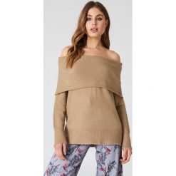 Swetry klasyczne damskie: NA-KD Trend Szeroki sweter z odkrytymi ramionami – Beige