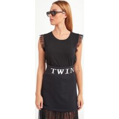 BLUZKA U&B TRAVEL TWINSET. Bluzki damskie Twinset U&B, l, bez wzorów, eleganckie, bez kołnierzyka, bez rękawów. Za 349,00 zł.