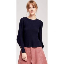 Sweter w kolorze granatowym. Niebieskie swetry damskie ZOCHA, s, bez wzorów, z wełny, bez rękawów, bez kaptura. W wyprzedaży za 189,95 zł.