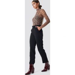 Spodnie damskie: NA-KD Trend Proste spodnie garniturowe - Black