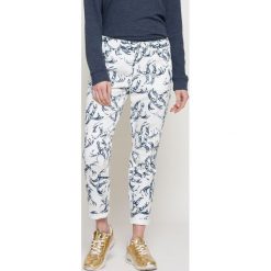 G-Star Raw - Spodnie. Białe jeansy damskie G-Star RAW, z bawełny. W wyprzedaży za 239,90 zł.