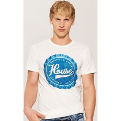 T-shirt z nadrukiem Kremowy. Białe t-shirty męskie House, s, z nadrukiem, bez kołnierzyka. W wyprzedaży za 19,99 zł.