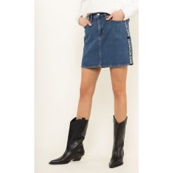 Spódnica jeansowa Calvin Klein Jeans High Rise Mini Skirt J20J211832. Niebieskie spódniczki damskie Calvin Klein Jeans, bez wzorów, z elastanu, mini. W wyprzedaży za 209,00 zł.