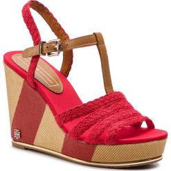 Espadryle TOMMY HILFIGER - Printed Wedge Sandal FW0FW03934 Tango Red 611. Czerwone espadryle damskie TOMMY HILFIGER, bez wzorów, ze skóry, bez obcasa, na obcasie. W wyprzedaży za 209,00 zł.