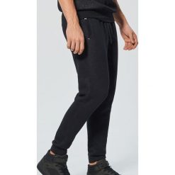 Dzianinowe joggery - Czarny. Czarne joggery męskie marki Cropp, s, z dzianiny. Za 69,99 zł.